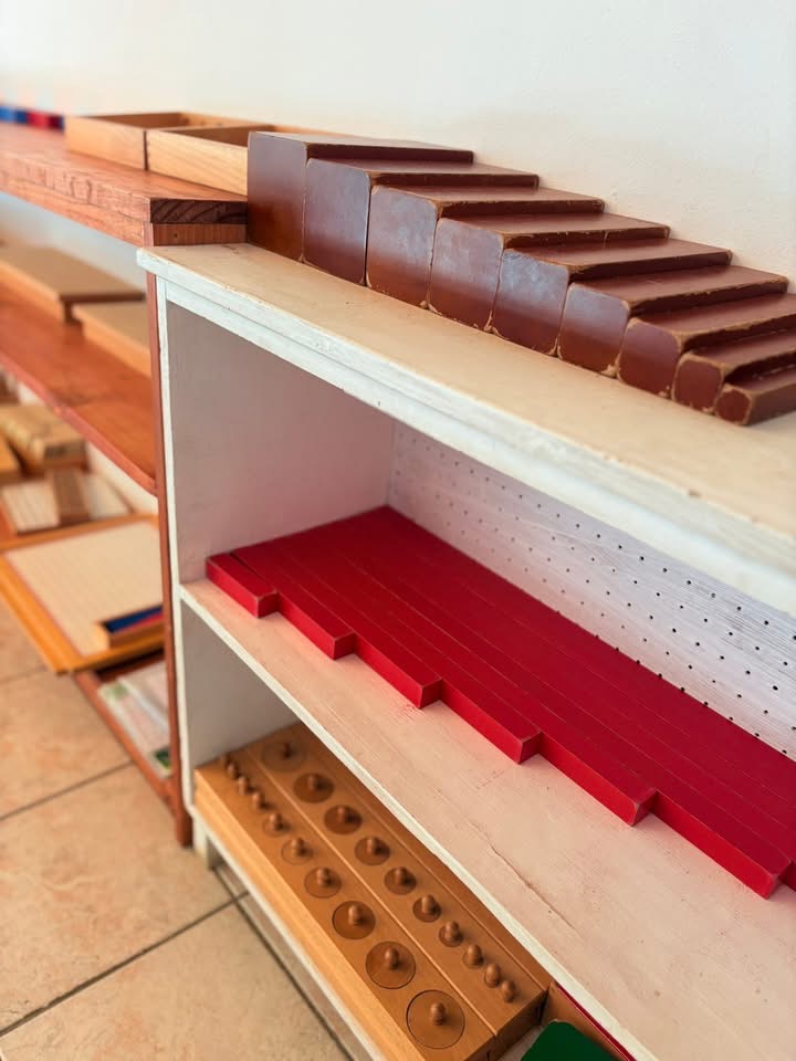 Sensorial materials on the shelves